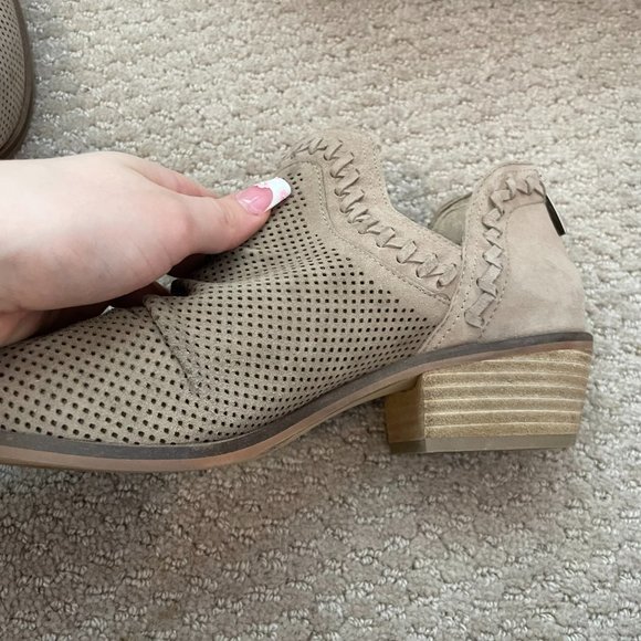 Vince Camuto Perforated Ankle Booties Size 9 US womens genuine leather heel - Picture 4 of 7